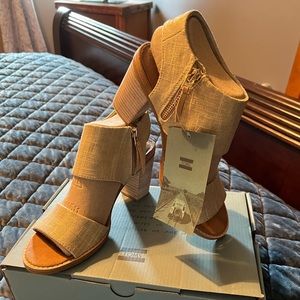 NWT Toms Majorca cutout heels